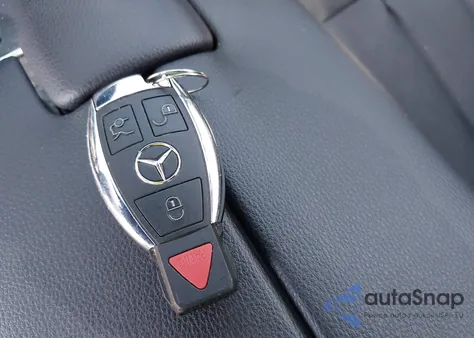 2010 Mercedes-Benz E 550 4Matic z USA, uszkodzony, nr VIN WDDHF9AB2AA147637